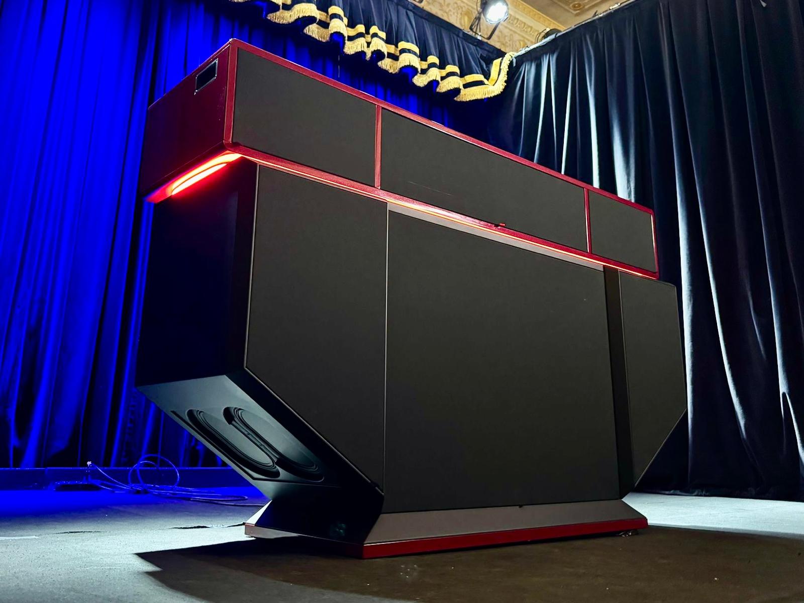 Jubox — scultura audio su un palcoscenico